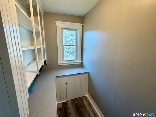 Building Photo - 696 Main St