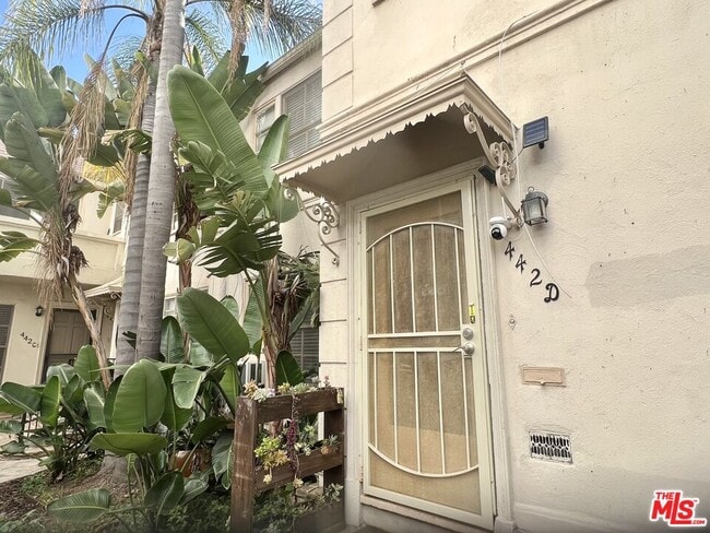 Building Photo - 442 N Palm Dr