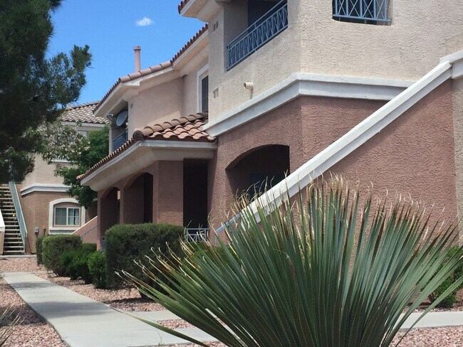 Building Photo - Perfect 2 bed/2 bath condo in Summerlin!