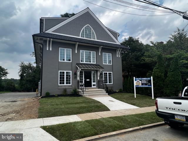 Building Photo - 215 E Linden St