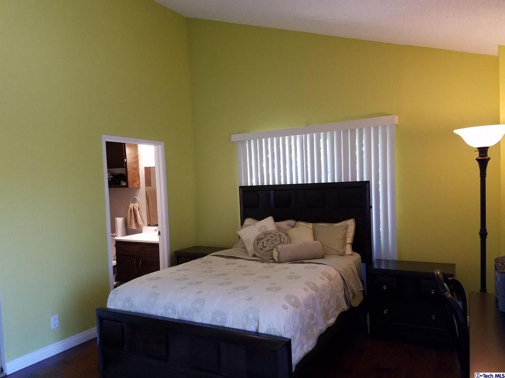 Master Suite - 9414 Moonbeam Ave