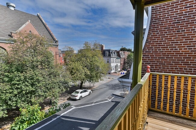 Building Photo - Charming 3 Bedroom on Verbeke St