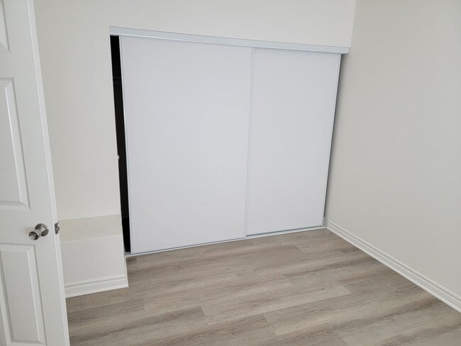 Building Photo - 3bed/1.5ba End Unit with Private Backyard & Patio