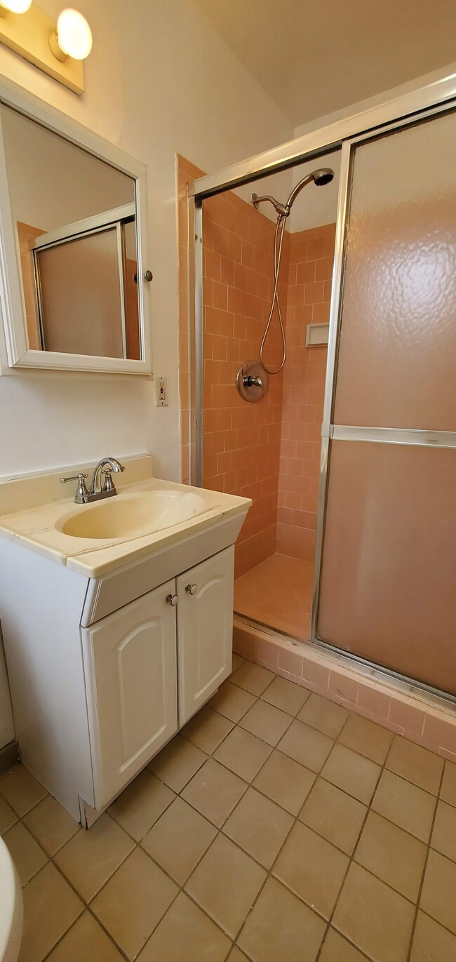 BATH ROOM - 3822 Ocean Dr