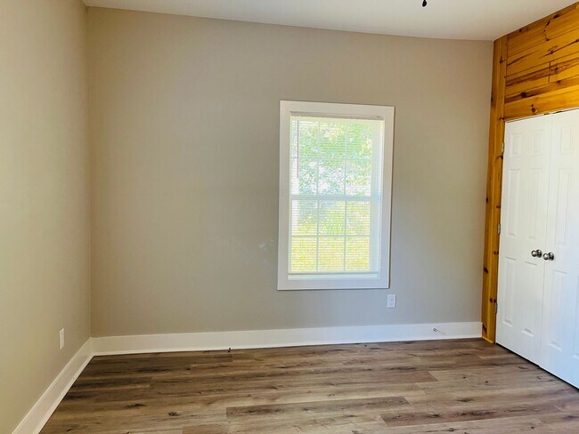 Building Photo - Beautifully renovated, 2 bed, 2 full bath,...