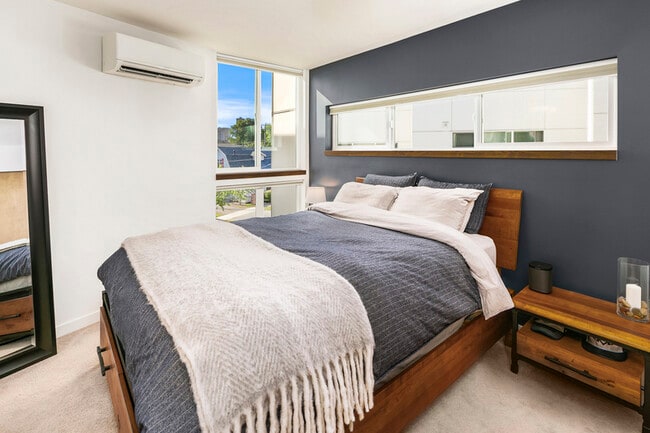 Building Photo - 208 16th Ave