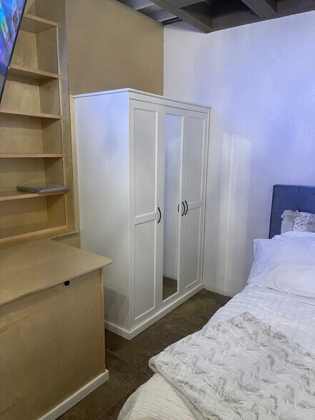 Building Photo - 2366 Nichols Canyon Rd