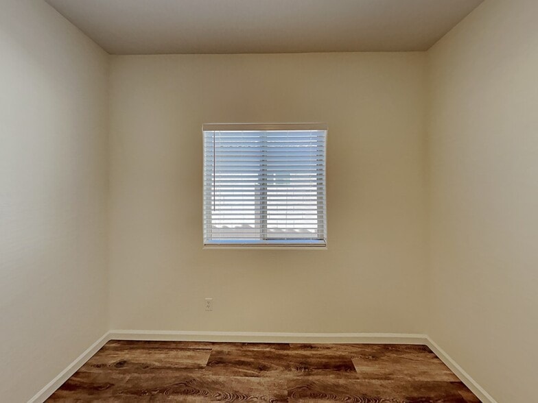 Building Photo - 868 Basswood Ave