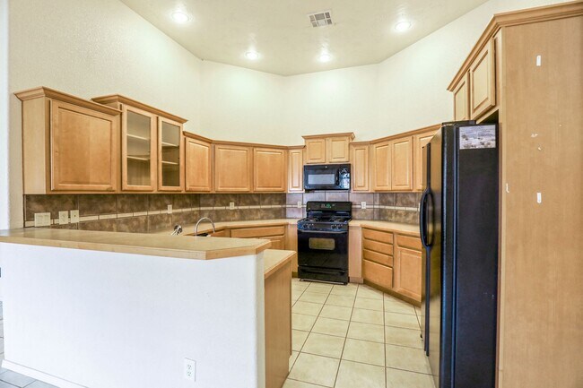 Building Photo - 3 Bedroom 2 Bathroom plus Office