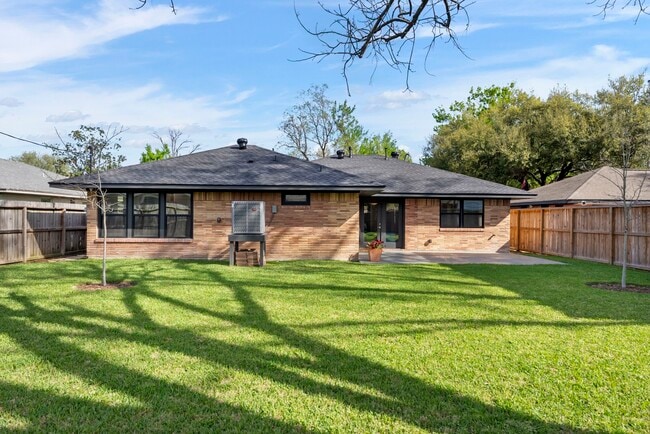 Building Photo - 2223 Hialeah Dr