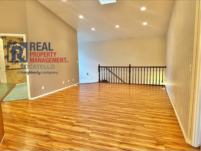 Building Photo - 3 Bed 2.5 Bath Twin Home - Double Car Garage - Small dogs negotiable