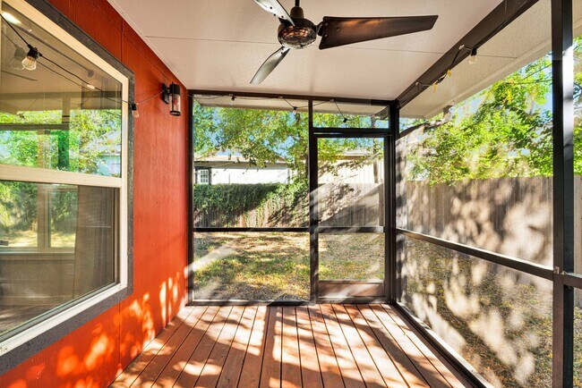 Building Photo - Modern Comfort Minutes from Downtown