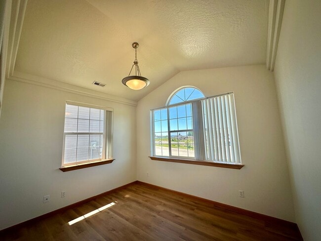 Building Photo - Newly Renovated Home on Prairie Falls Golf...