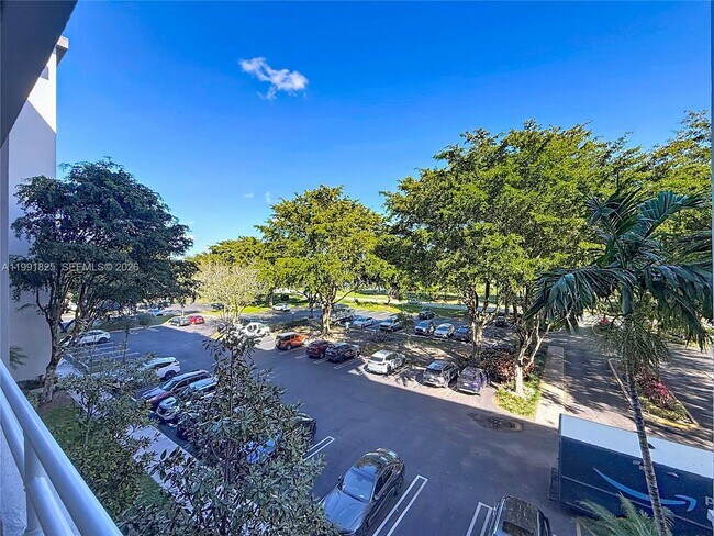 Building Photo - 605 Oaks Dr