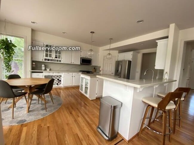 Building Photo - Beautiful Federal Way home you don't want to miss