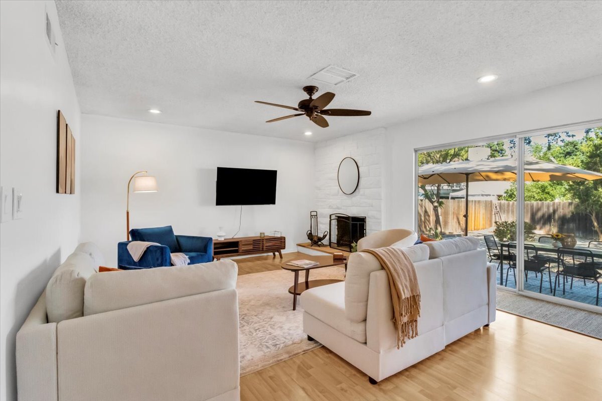 Building Photo - 23223 Canzonet St