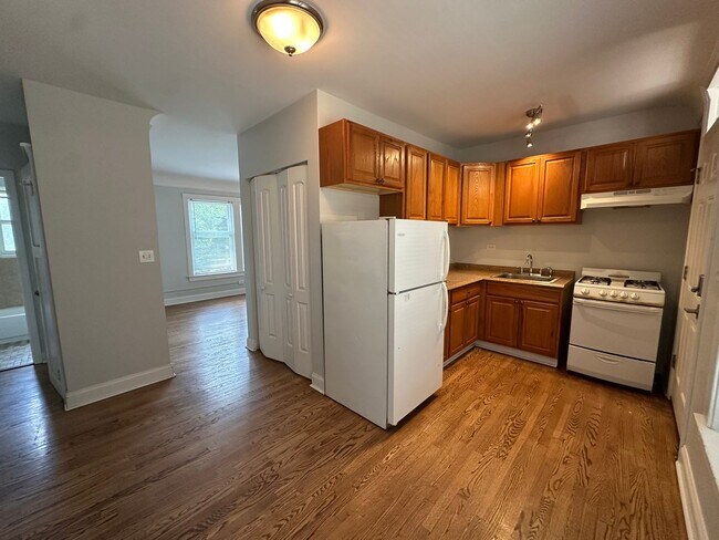 Building Photo - Nice 1 Bed w/Dining Room and Newer Kitchen and Bath at Roger's Glenwood District