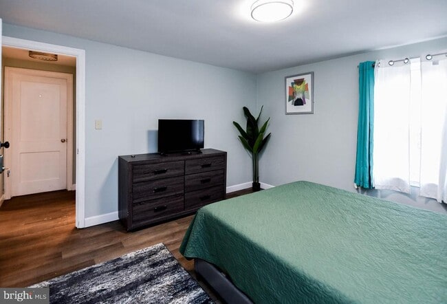 Building Photo - 3802 Cedar Dr