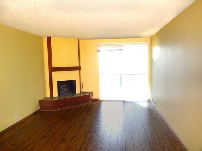 Building Photo - 2 bed/ 1 bath Condo!  With  Great Views!