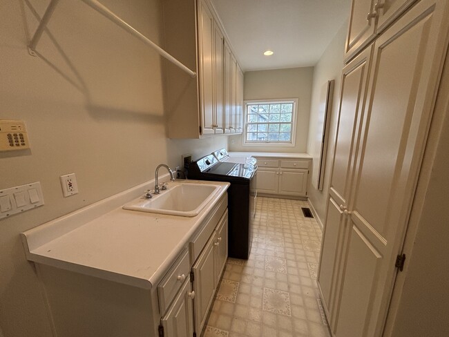 Building Photo - 740 Oak Crest Cir