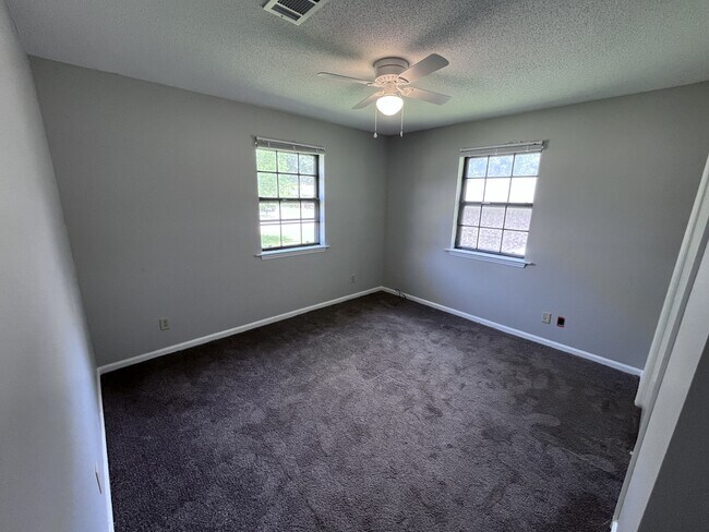Building Photo - 215 Berkshire Cir