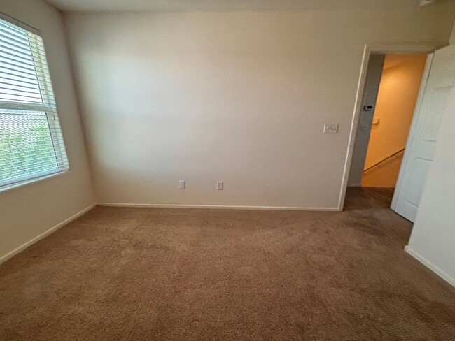 Building Photo - GUARD GATED 3 BED 2.5 BATH 2 CAR GARAGE TOWNHOUSE w/ 3 FLOORS