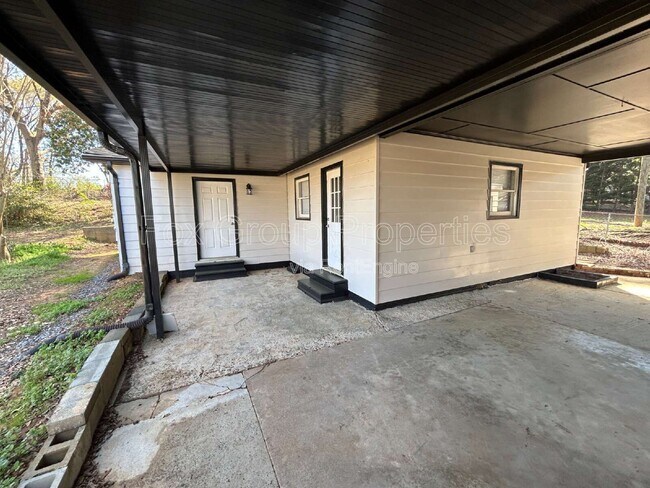 Building Photo - 402 S Yates St