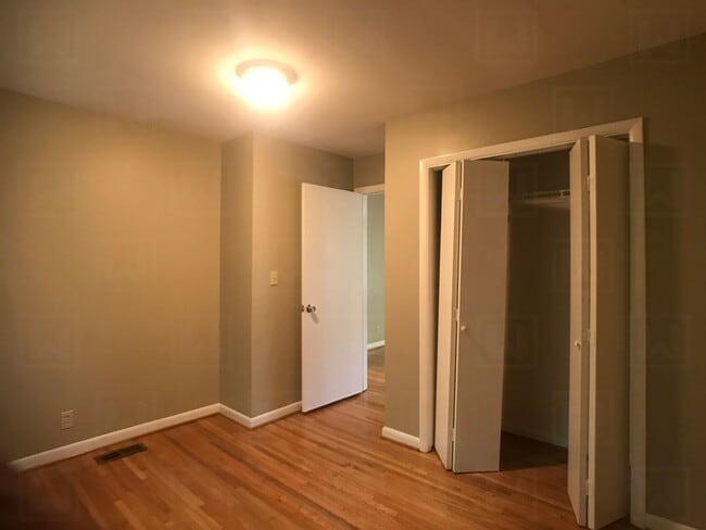 Building Photo - Comfortable 3 Bedroom/1 Bath Home in Fores...