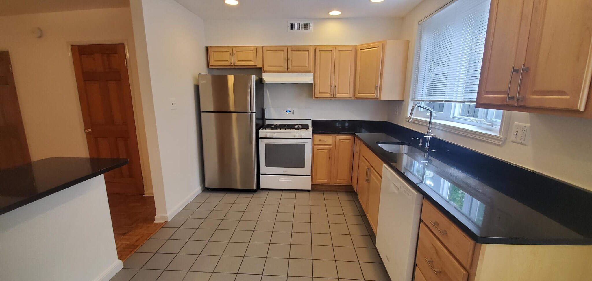 Building Photo - 2110 Saint Albans St