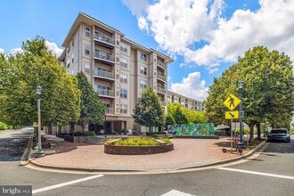 Building Photo - Top Floor Spacious One Bedroom W/Washer & ...