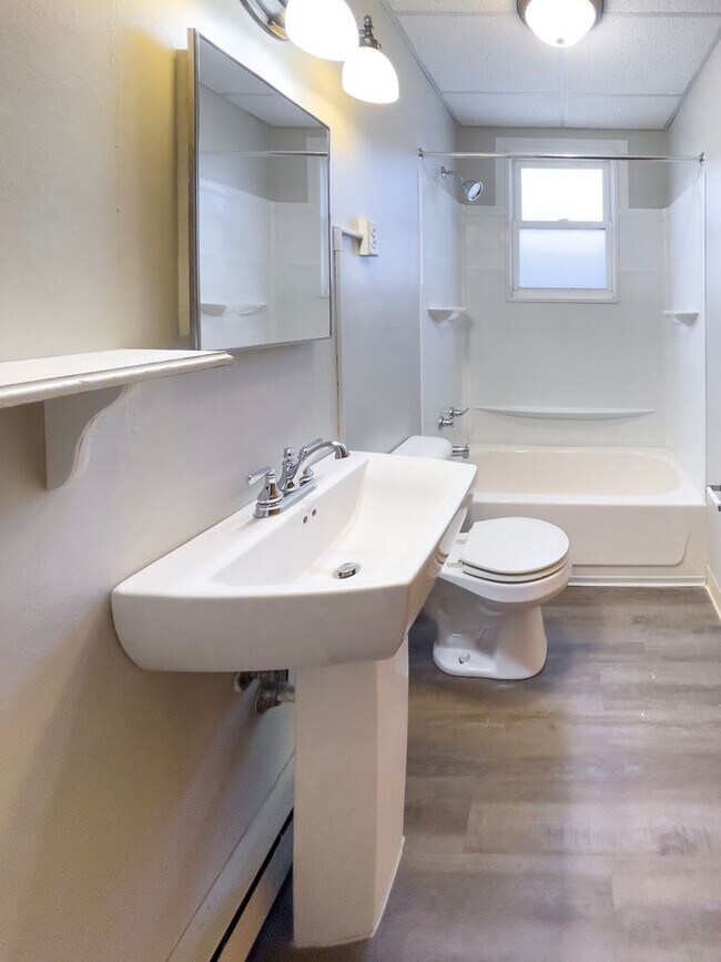 Building Photo - Preleasing for August 2026! 1 Bedroom, 1 B...