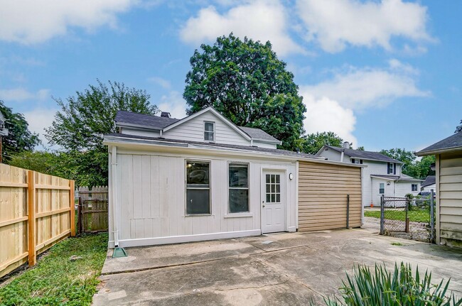 Building Photo - Charming cottage in Cleves!