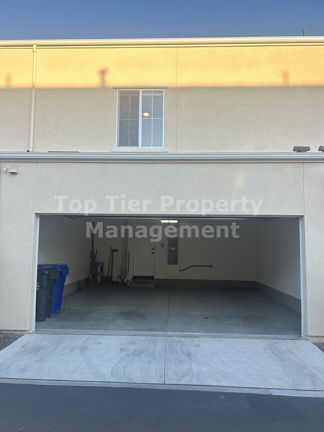 Building Photo - ***Gorgeous 2 bed / 2.5 bath / 1,083 sqft Townhouse in New Citro Community of Fallbrook - Availab...