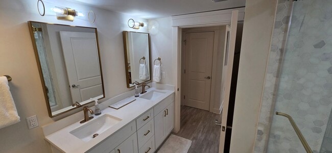 Building Photo - Recently remodeled condo near Baytown Wharf.