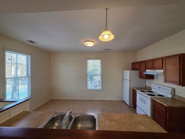 Building Photo - 1102 E 33rd St