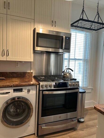 GE Profile gas stove - 3042 R St NW