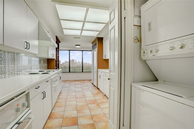 Building Photo - 2001 Holcombe Blvd