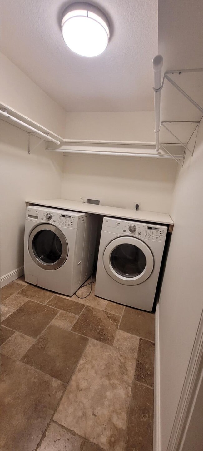 Building Photo - 524 Indigo Ave