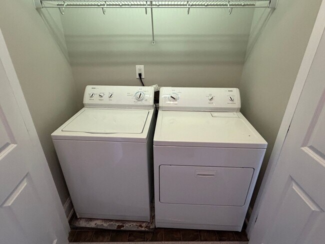 Building Photo - 2 Bedroom | 2 Bathroom Corner Unit Townhom...