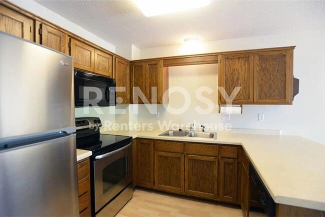 Building Photo - Available July 6th 2 Bedroom 2 Bath Townhome in Woodbury
