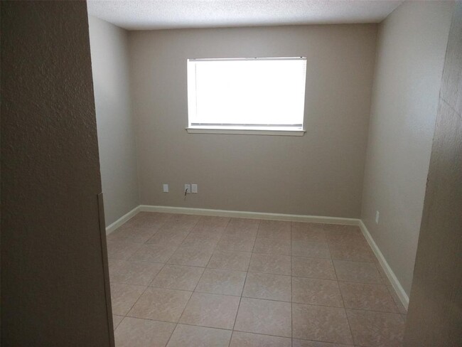 Building Photo - 9939 Quail Blvd
