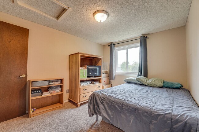 Building Photo - 3 bed, 2 bath Tri-Level in Brown Farm Subdivision