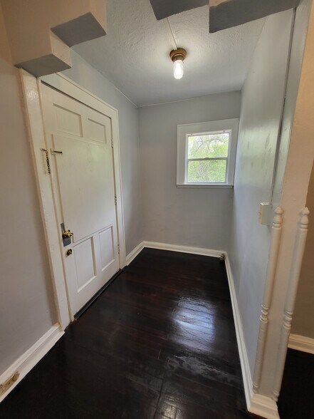 Building Photo - 1718 Pine Grove Ave
