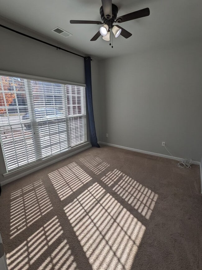 Building Photo - Stunning 7 Bedroom House with a Loft and U...