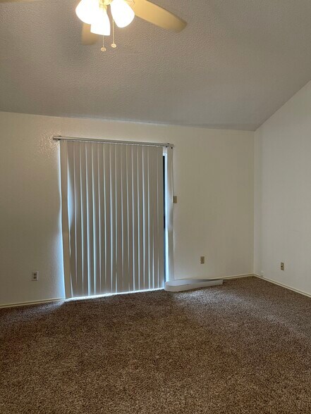 Building Photo - 1007 Spring Loop