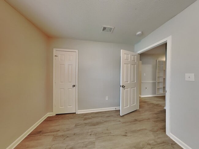 Building Photo - Move-In Ready 4BR Home in Arlington | Sunroom & Large Yard near DFW