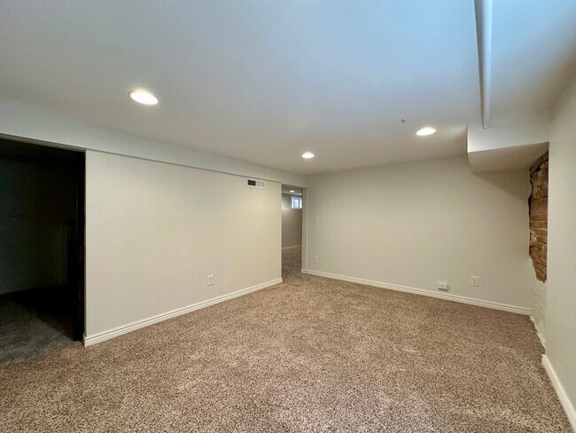 Building Photo - 3 Bedroom 2 Full Bath Renovated Single Fam...
