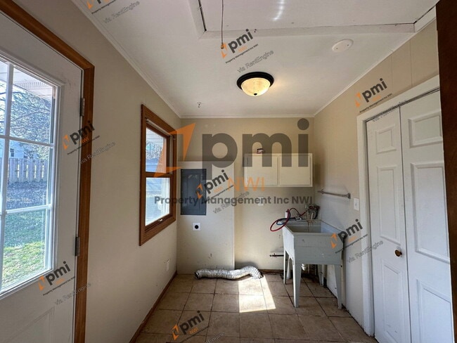 Building Photo - 202 E 250 S
