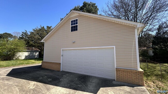 Building Photo - 2106 Giles Dr NE