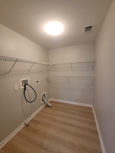 Building Photo - 3976 Carlinswood Way